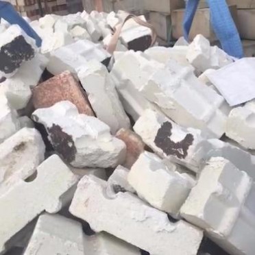 常年高價回收廢舊剛玉磚，剛玉推板，剛玉匣缽，剛玉窯具就，剛玉澆注料等剛玉 及剛玉莫來石制品